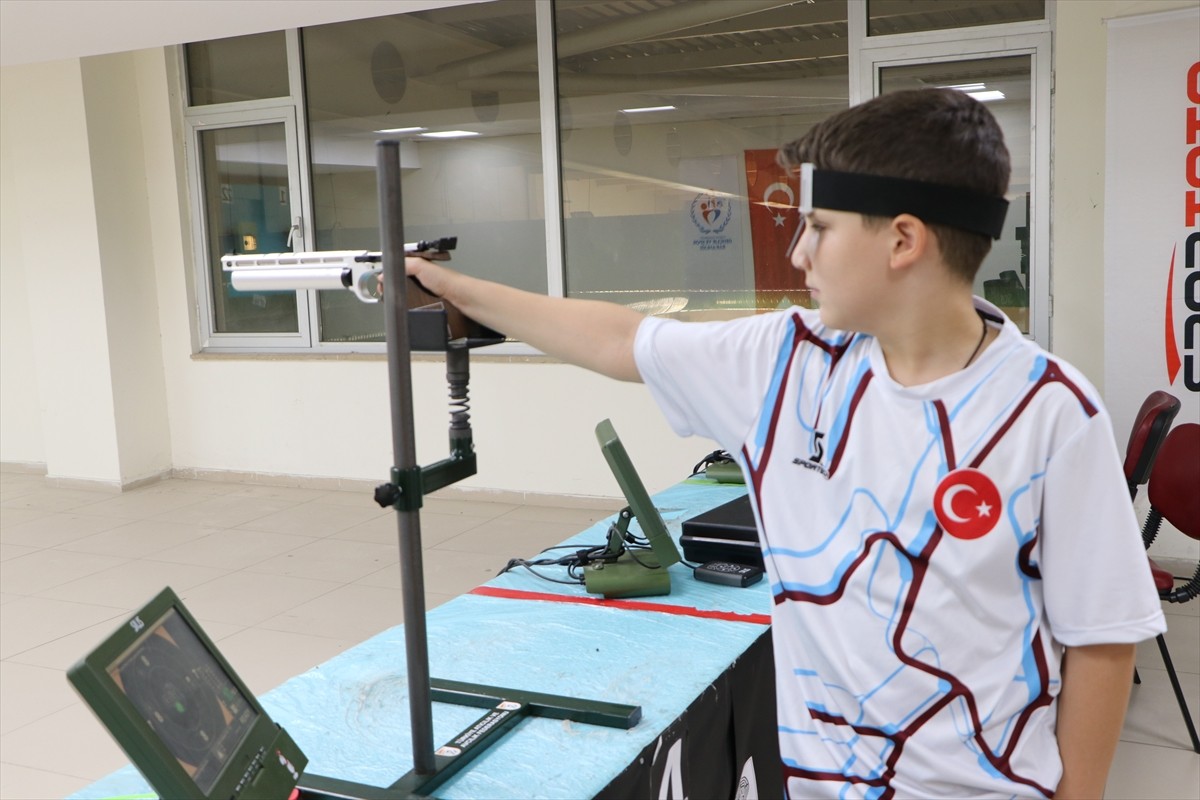 Bu yıl 2 Türkiye birinciliği elde eden 11 yaşındaki Kilisli atıcılık sporcusu Yusuf Özay, milli...