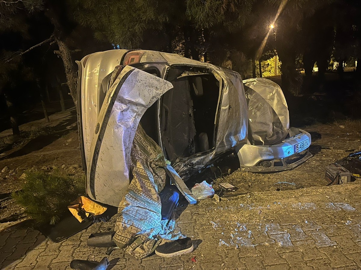 Burdur'da otomobilin devrilmesi sonucu 4 kişi yaralandı.