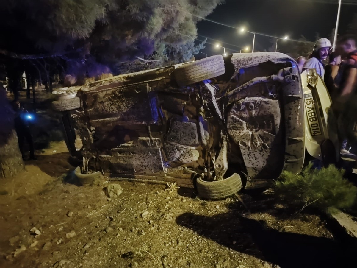 Burdur'da otomobilin devrilmesi sonucu 4 kişi yaralandı.