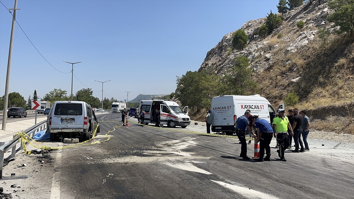 Burdur'da panelvan ile hafif ticari aracın çarpışması sonucu 3 kişi yaşamını yitirdi, 3 kişi...