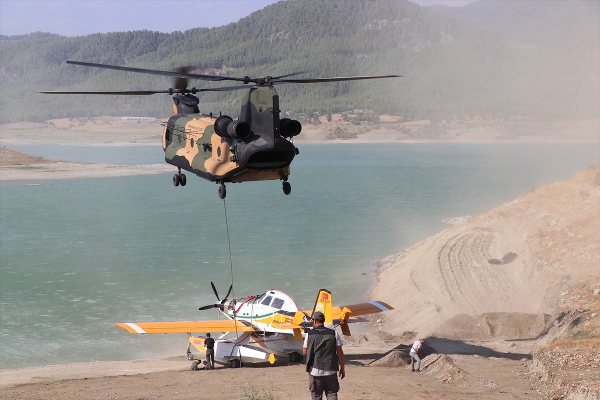 Burdur'un Bucak ilçesinde kaza kırıma uğrayan uçak, vinç yardımıyla gölden çıkarılarak incelemeye...