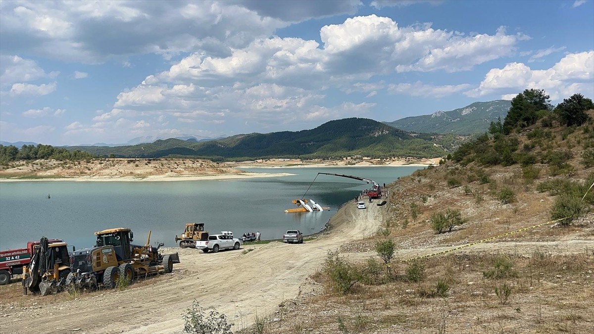 Burdur'un Bucak ilçesindeki Karacören Barajı Gölü'nde kaza kırıma uğrayan Orman Genel Müdürlüğüne...