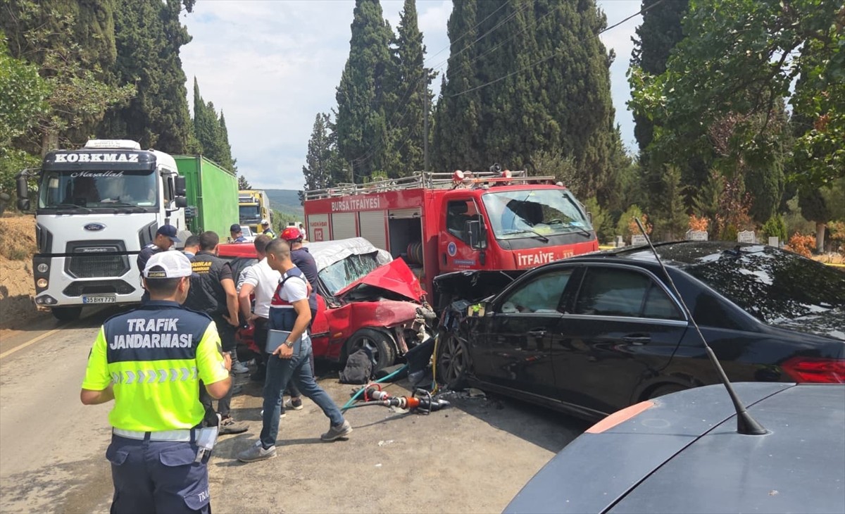 Bursa'da İznik-Orhangazi kara yolunda 2 otomobilin çarpışması sonucu 1 kişi hayatını kaybetti, 7...