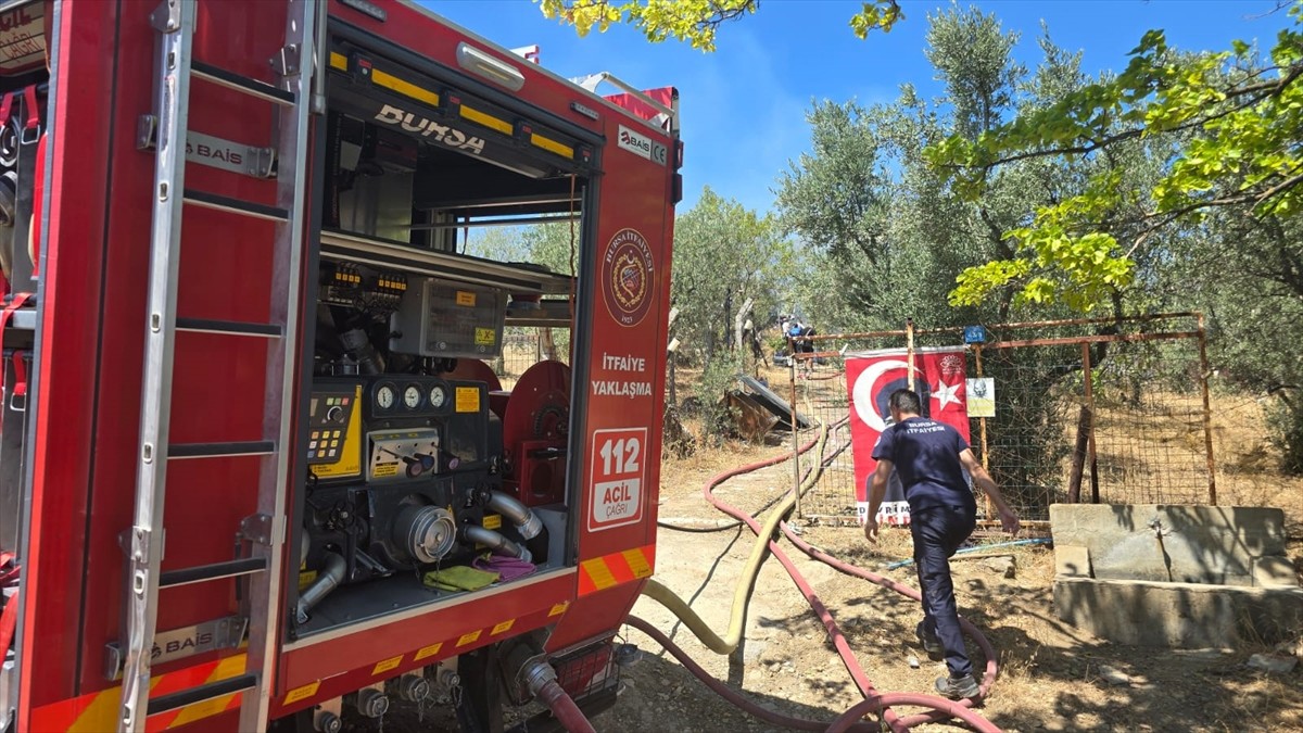Bursa'nın Mudanya ilçesindeki bağ evinde çıkan yangın itfaiye ekiplerince söndürüldü.