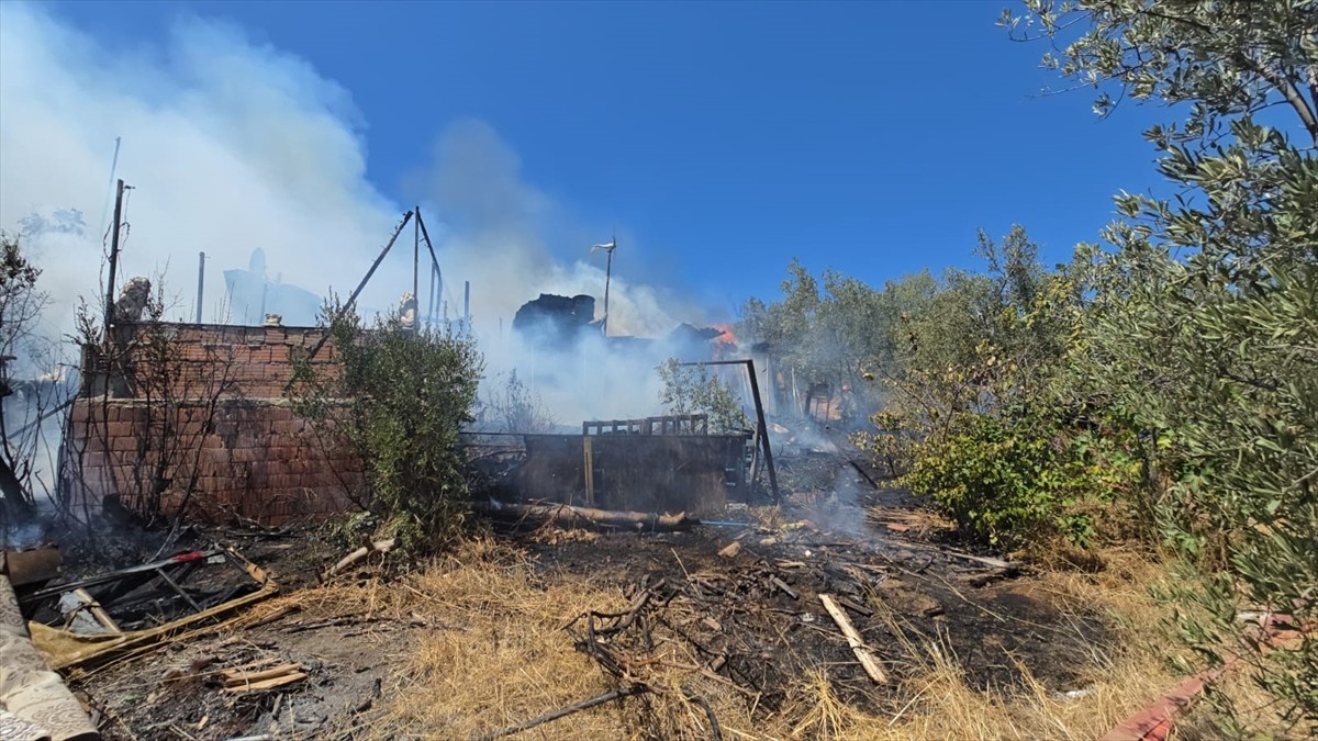 Bursa'nın Mudanya ilçesindeki bağ evinde çıkan yangın itfaiye ekiplerince söndürüldü.