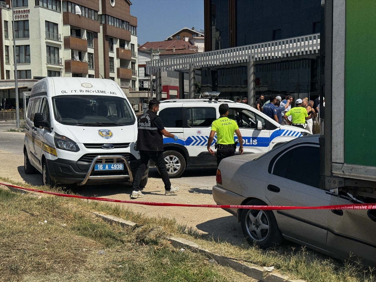 Bursa'nın Nilüfer ilçesinde park halindeki tıra arkadan çarpan otomobilin sürücüsü hayatını...