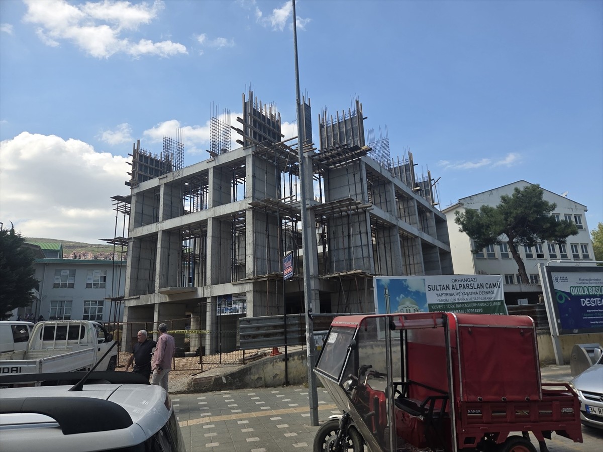 Bursa'nın Orhangazi ilçesinde inşaattan düşen işçi hayatını kaybetti. İhbar üzerine bölgeye...