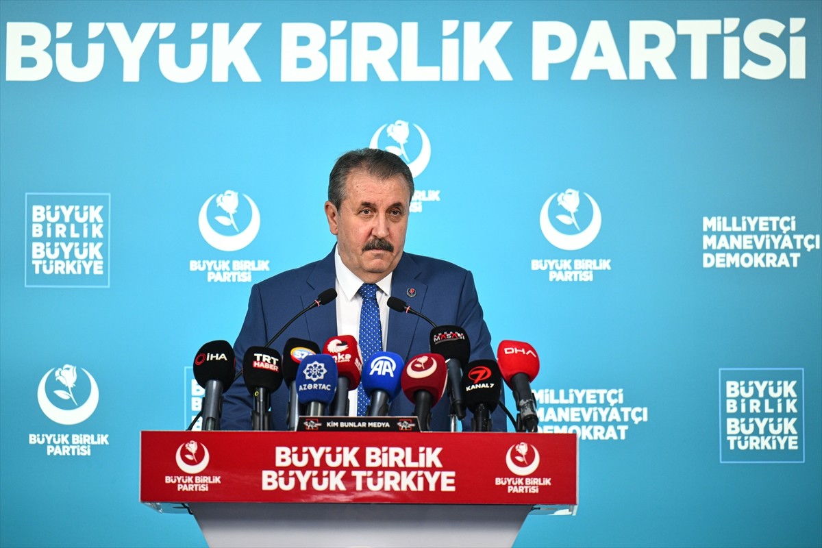 Büyük Birlik Partisi (BBP) Genel Başkanı Mustafa Destici, parti genel merkezinde düzenlediği basın...