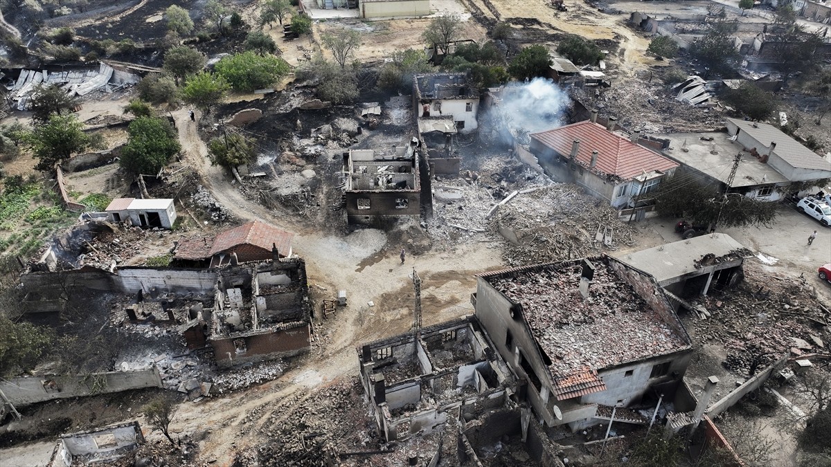 Çanakkale'nin Bayramiç ilçesinde dün çıkan yangını söndürme çalışmaları sürüyor. Yiğitler köyü...