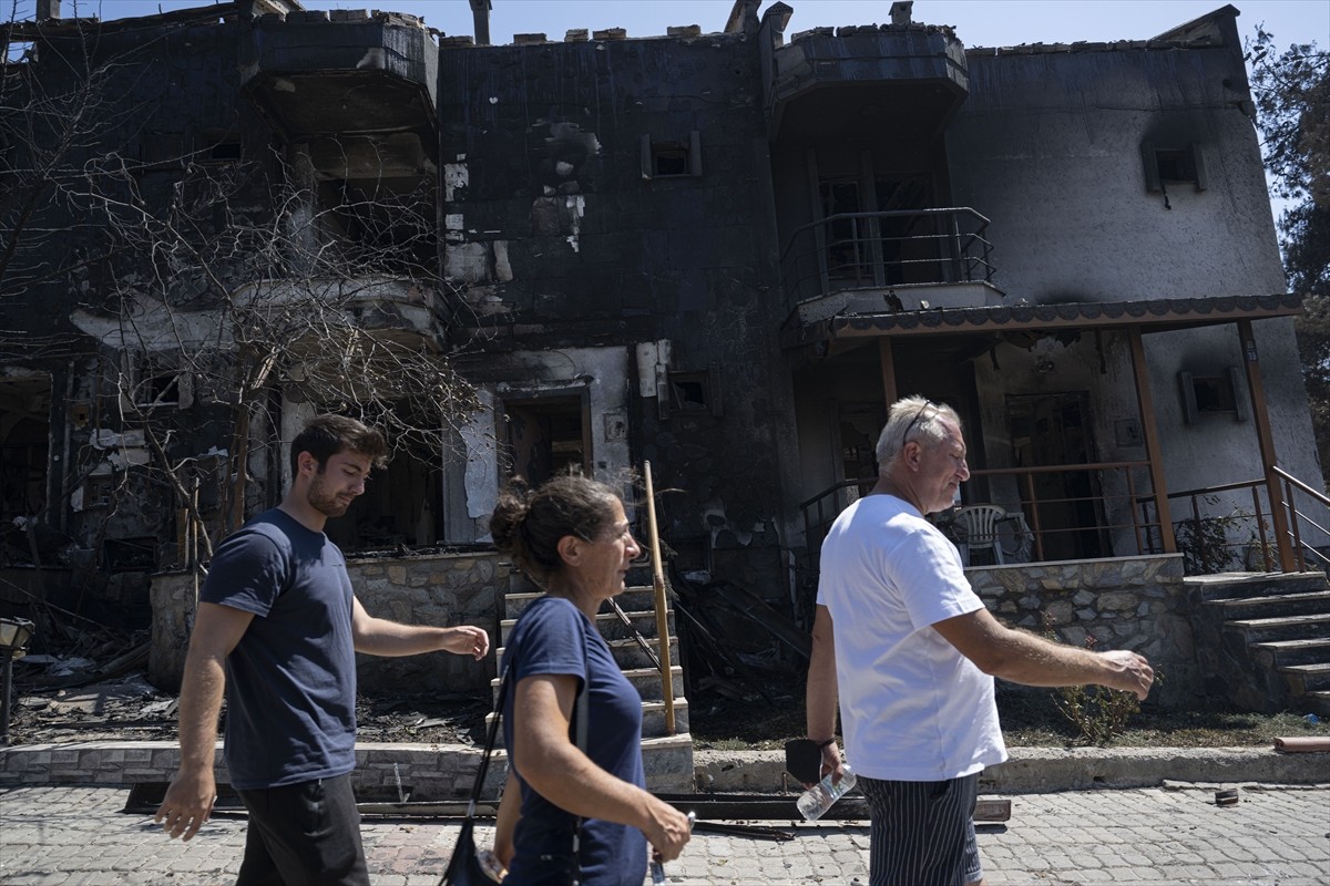 Çanakkale'nin Kepez beldesinde dün başlayan ve tamamen kontrol altına alınan yangınla mücadele...