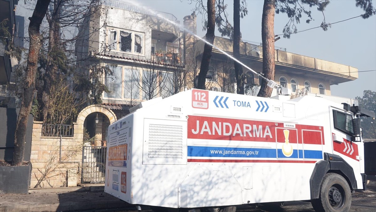 Çanakkale'nin merkez ilçesine bağlı Kepez beldesinde çıkan orman yangınına havadan ve karadan...