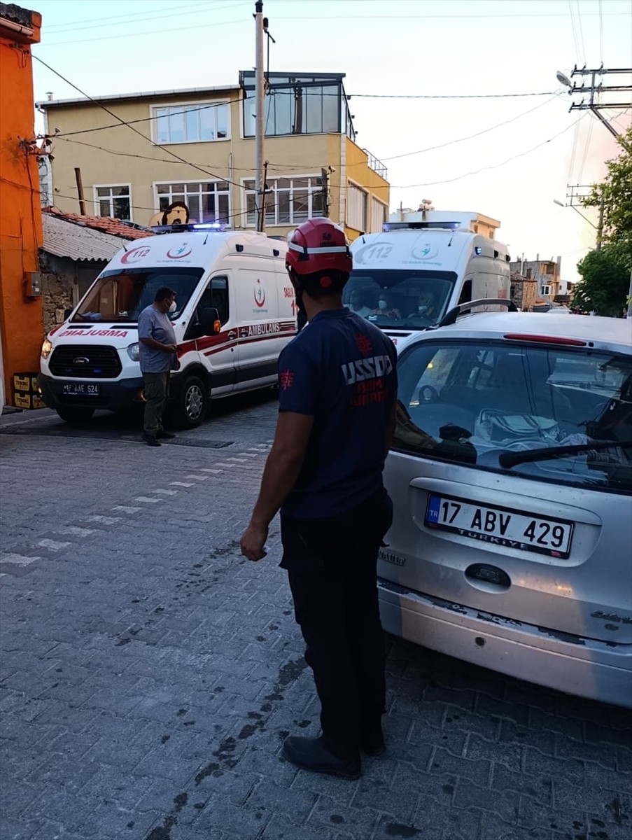 Çanakkale'nin merkez ilçesine bağlı Kepez beldesinde çıkan orman yangınında, tahliye çalışmaları...