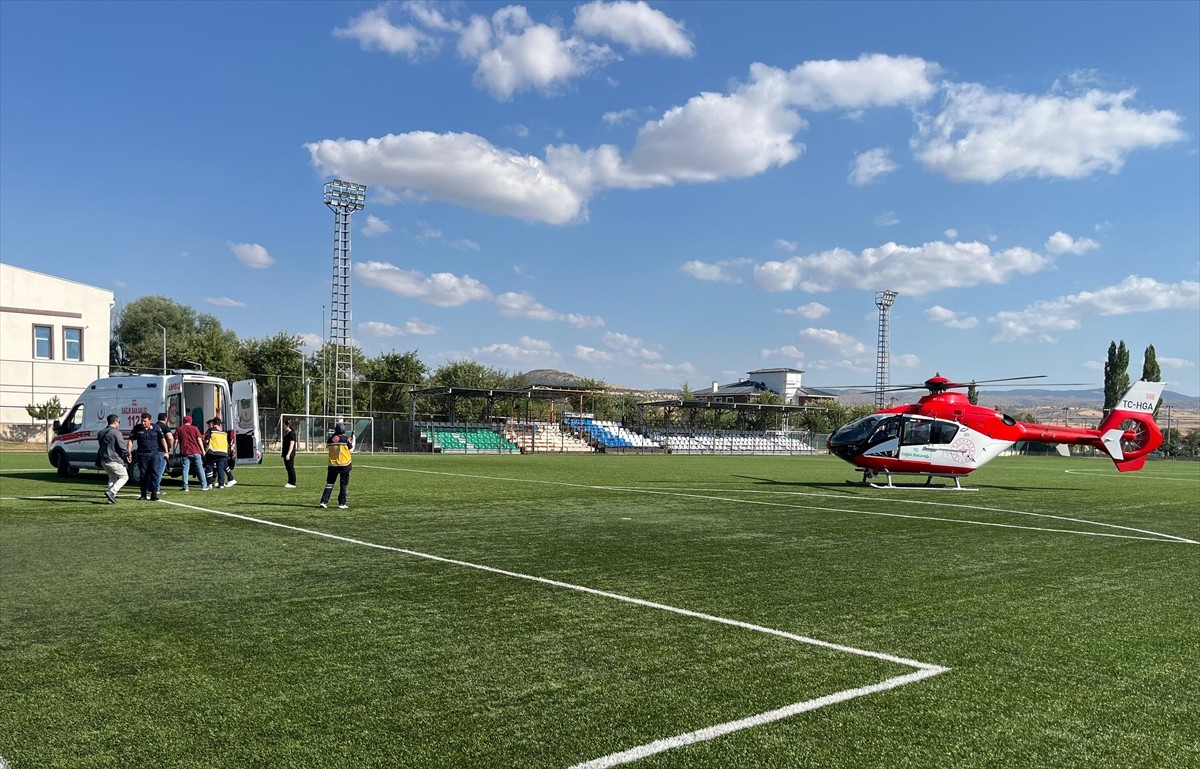 Çankırı'nın Çerkeş ilçesinde ayağını balya makinesine kaptırması sonucu yaralanan kişi, ambulans...