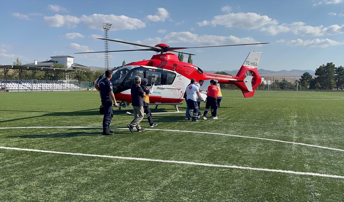Çankırı'nın Çerkeş ilçesinde ayağını balya makinesine kaptırması sonucu yaralanan kişi, ambulans...