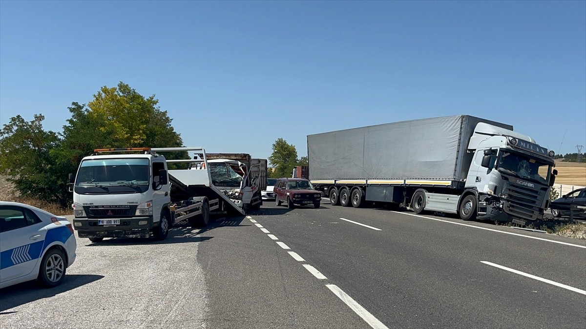Çankırı'nın Çerkeş ilçesinde meydana gelen zincirleme trafik kazasında 1 kişi yaralandı.