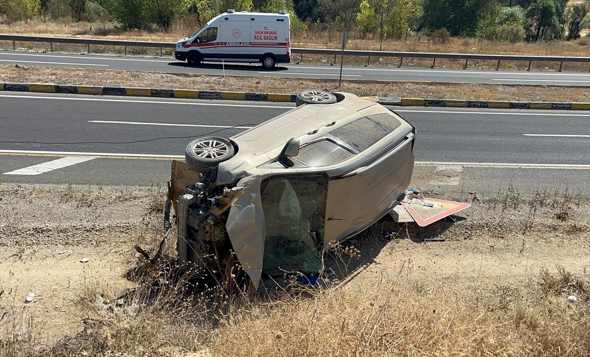 Çankırı'nın Çerkeş ilçesinde şarampole devrilen hafif ticari araçtaki 2'si çocuk 4 kişi...