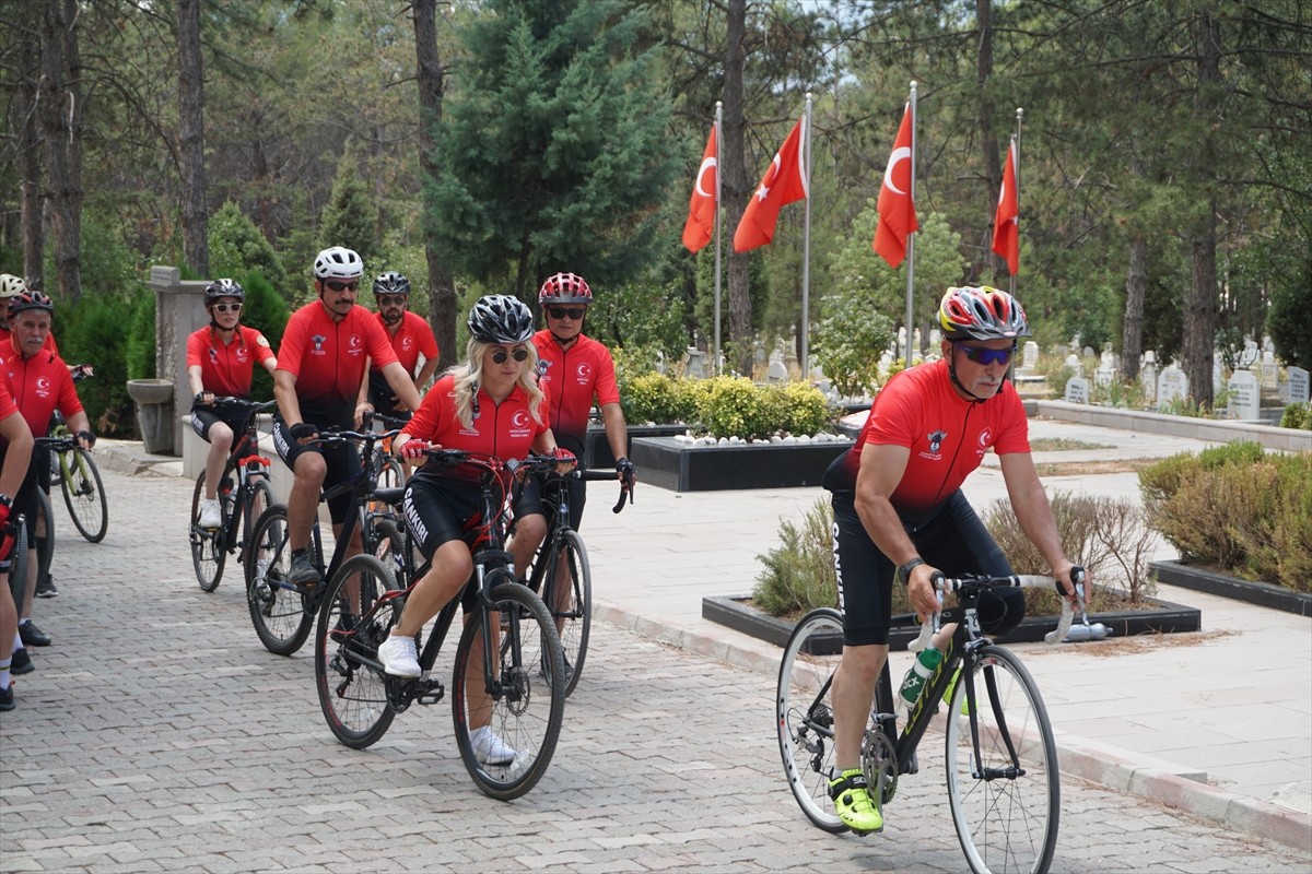 Çankırı 18 Vites Bisiklet ve Doğa Sporları Kulübü üyeleri, "Şehitler Yolunda Vefa Turu" kapsamında...