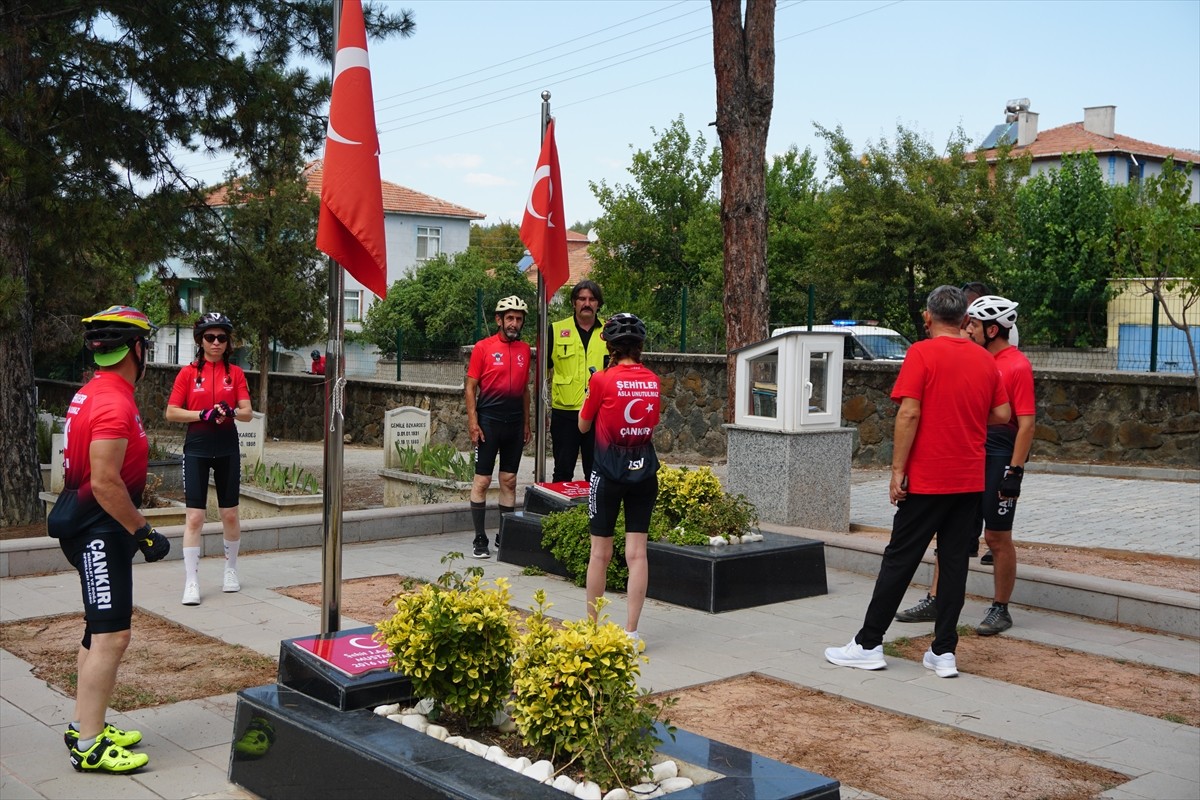 Çankırı 18 Vites Bisiklet ve Doğa Sporları Kulübü üyeleri, "Şehitler Yolunda Vefa Turu" kapsamında...