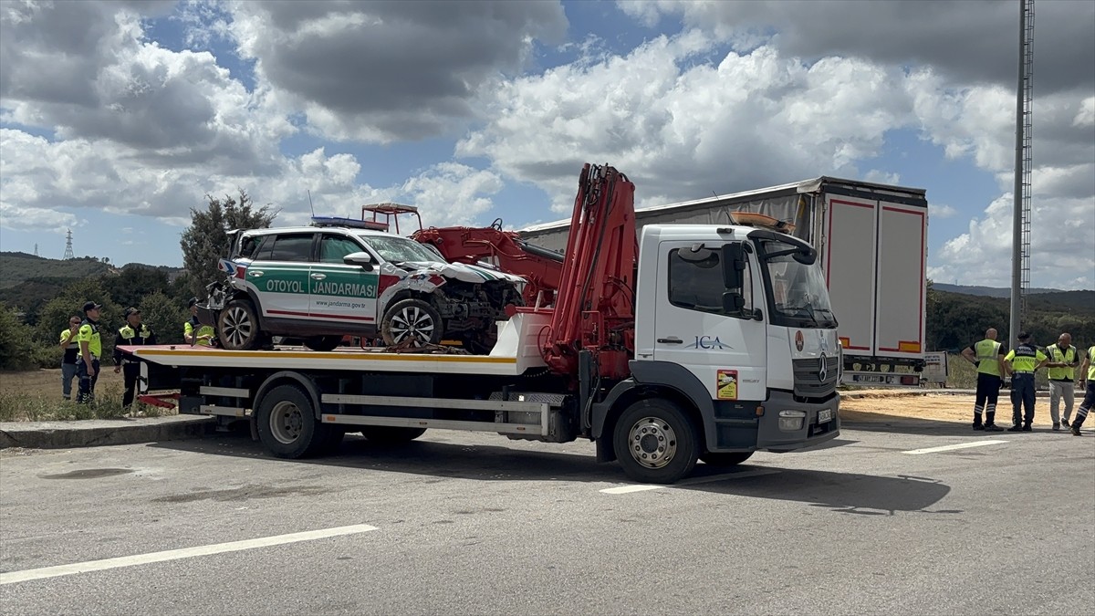 Çekmeköy'de, kontrolden çıkan tırın gişelerde görevli jandarma aracına çarpması sonucu yaralanan...
