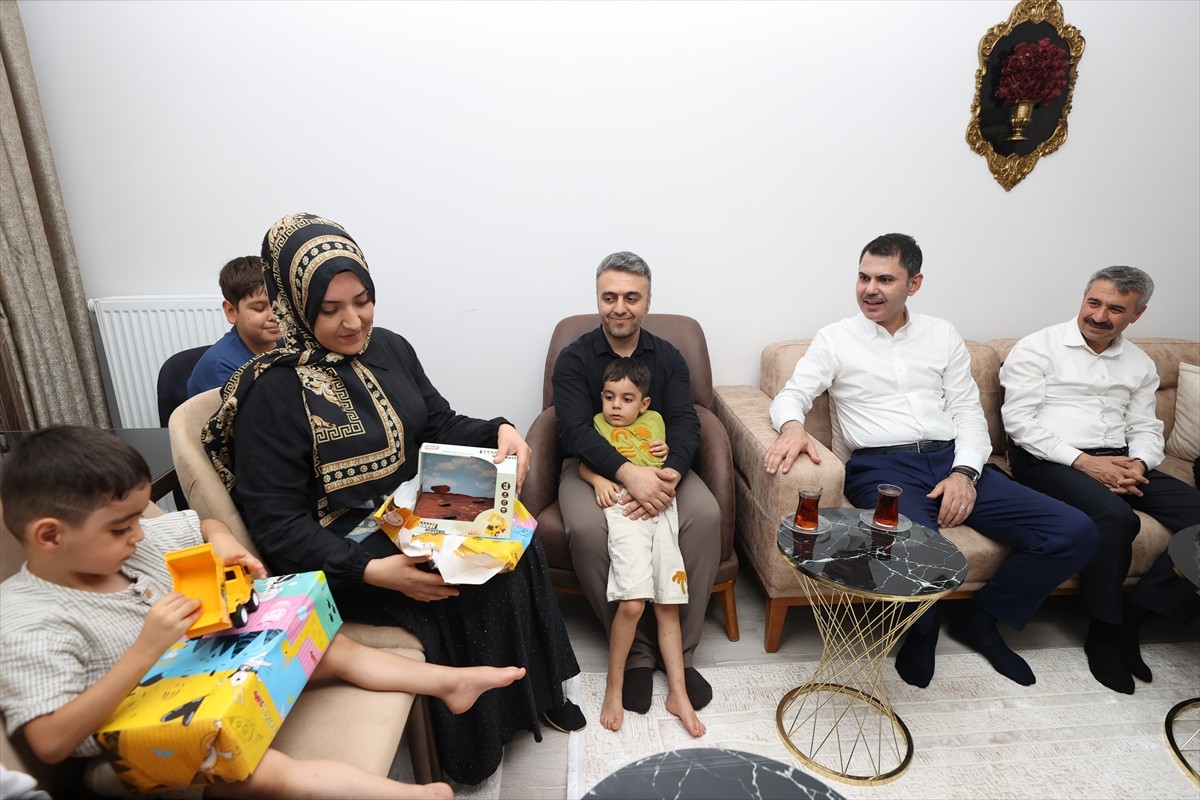 Çevre, Şehircilik ve İklim Değişikliği Bakanı Murat Kurum, Adıyaman'ın Besni ilçesinde yeni...