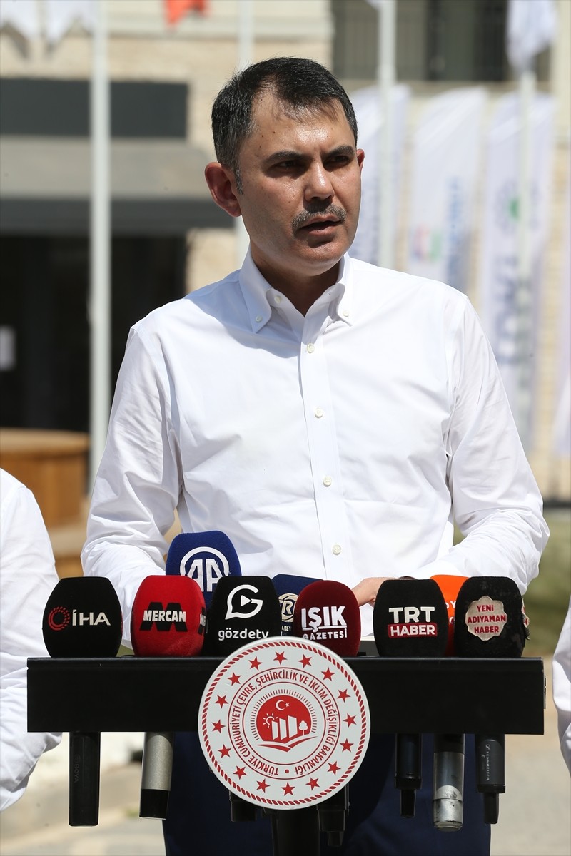 Çevre, Şehircilik ve İklim Değişikliği Bakanı Murat Kurum (ortada), Adıyaman'daki Emlak Konut...