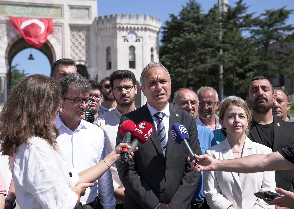 CHP Genel Başkan Yardımcısı Suat Özçağdaş, bazı kamu kurumlarındaki yöneticilerin e-imzasının...