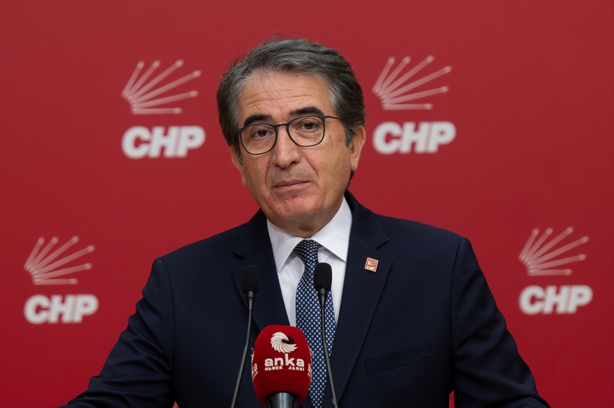 CHP Genel Başkan Yardımcısı Yalçın Karatepe, partisinin genel merkezinde basın toplantısı...