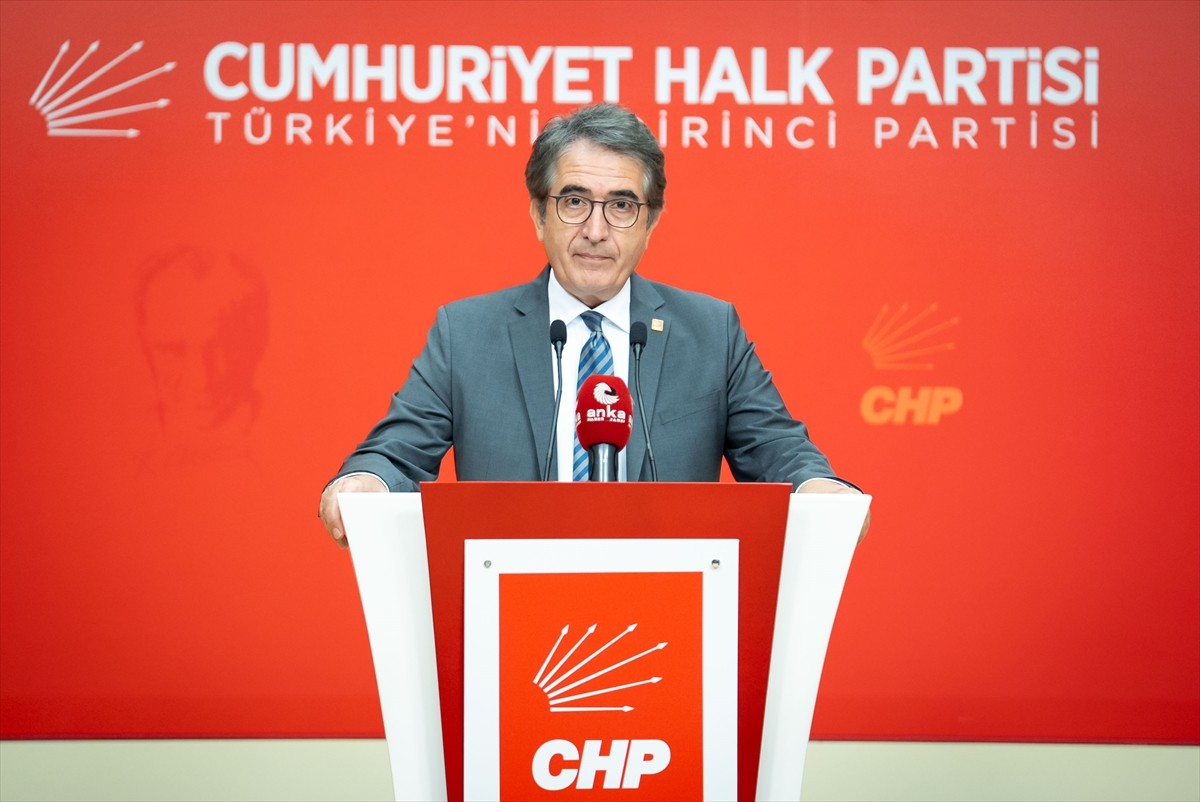 CHP Genel Başkan Yardımcısı Yalçın Karatepe, partisinin genel merkezinde basın toplantısı...