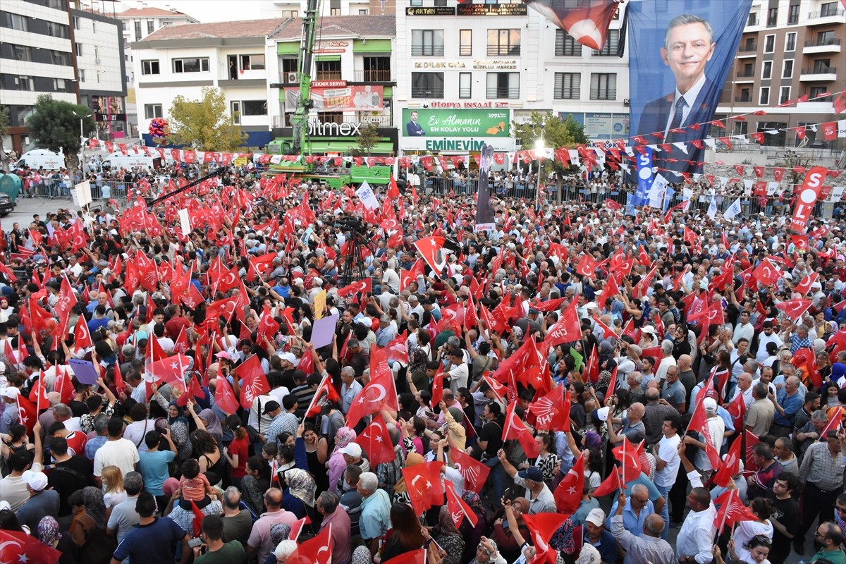 CHP Genel Başkanı Özgür Özel, Aksaray'da partisinin 15 Temmuz Milli İrade Meydanı'nda "Millet...