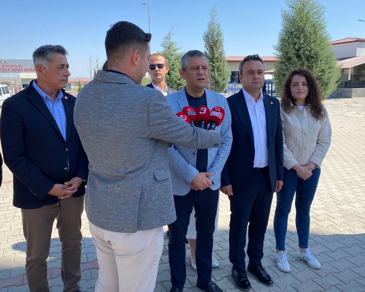 CHP Genel Başkanı Özgür Özel, İstanbul Büyükşehir Belediyesine (İBB) yönelik yolsuzluk...