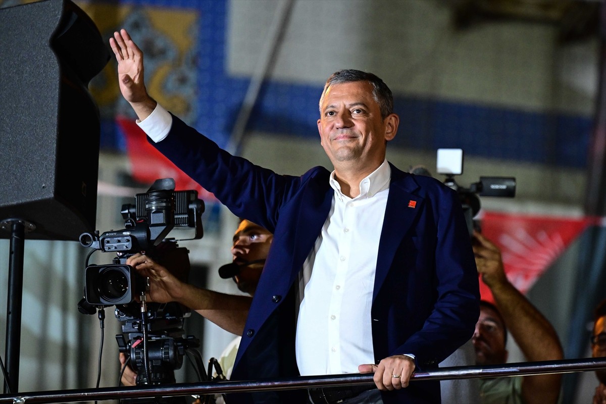 CHP Genel Başkanı Özgür Özel, İstanbul Büyükşehir Belediyesine (İBB) yönelik yolsuzluk ve terör...