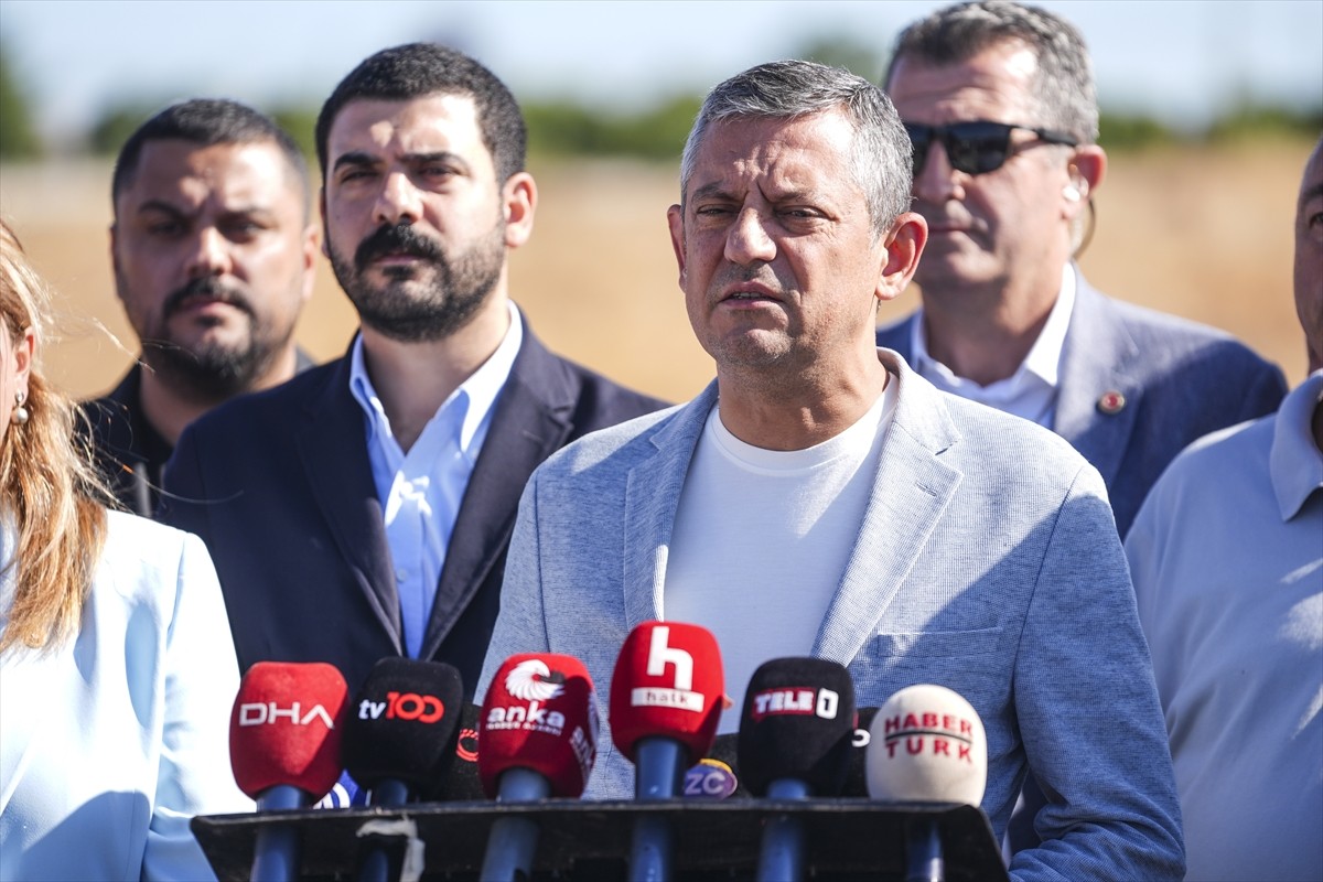 CHP Genel Başkanı Özgür Özel, yolsuzluk soruşturması kapsamında tutuklanarak İstanbul Büyükşehir...