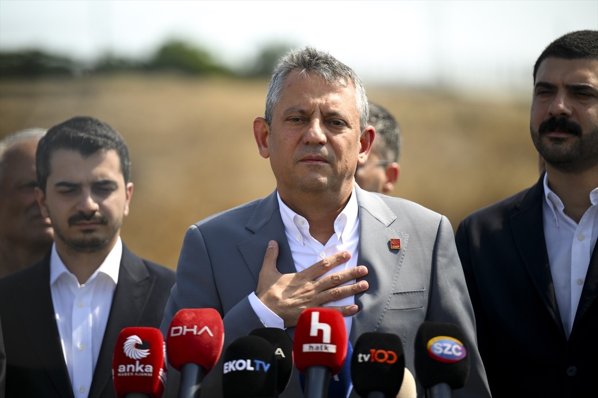 CHP Genel Başkanı Özgür Özel, yolsuzluk soruşturması kapsamında tutuklanarak İstanbul Büyükşehir...