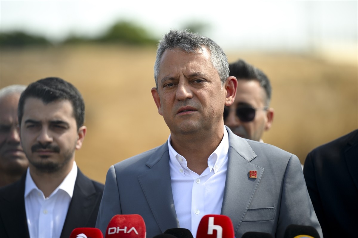 CHP Genel Başkanı Özgür Özel, yolsuzluk soruşturması kapsamında tutuklanarak İstanbul Büyükşehir...