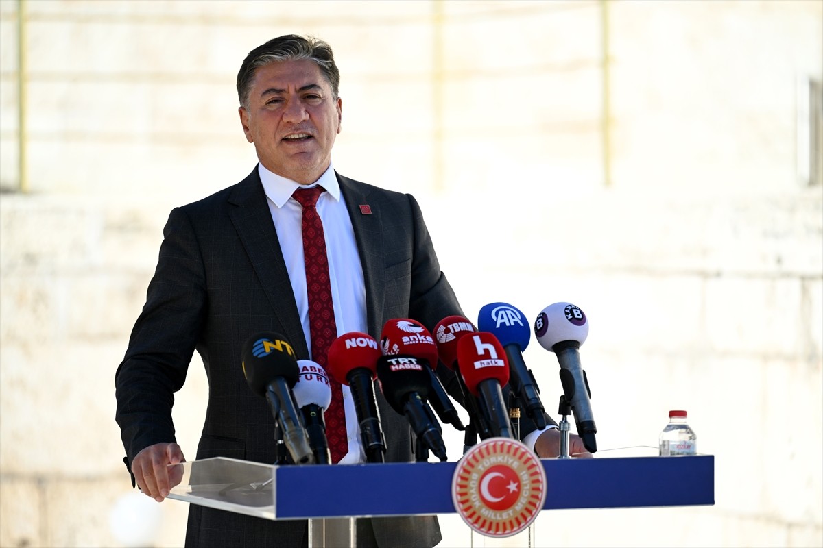 CHP Grup Başkanvekili Murat Emir, TBMM basın kapısında gazetecilere açıklamada bulundu.