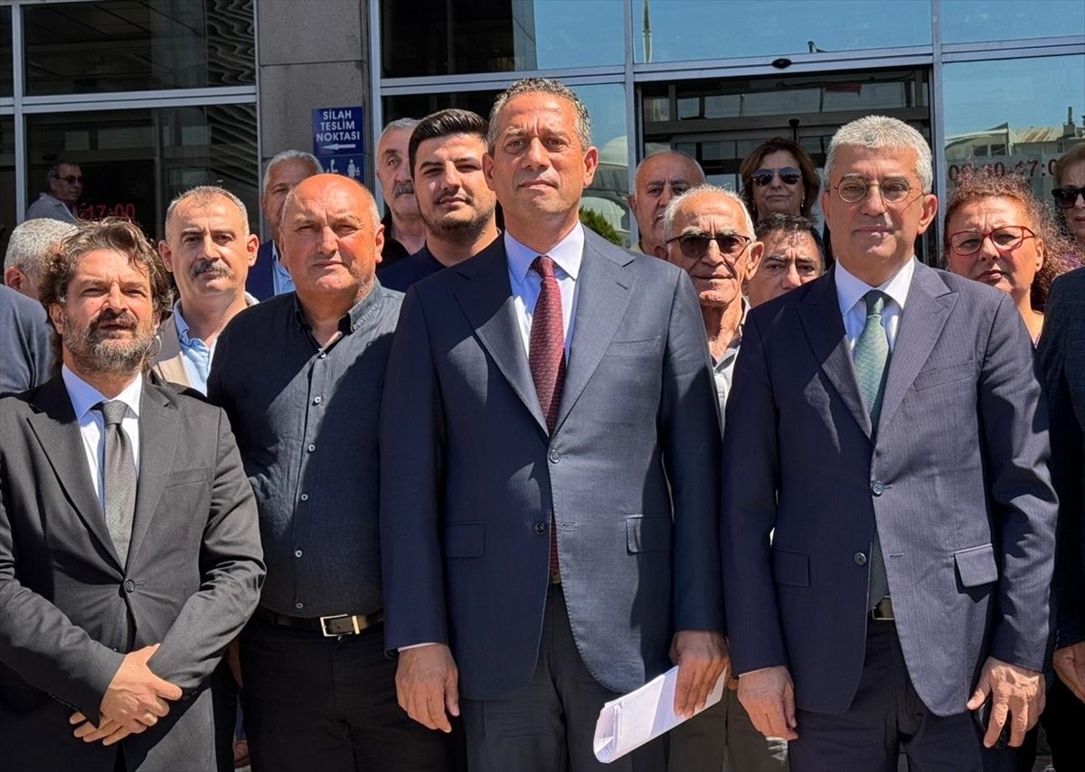 CHP Grup Başkanvekilleri Gökhan Günaydın (sağda) ve Ali Mahir Başarır (ortada), İstanbul...