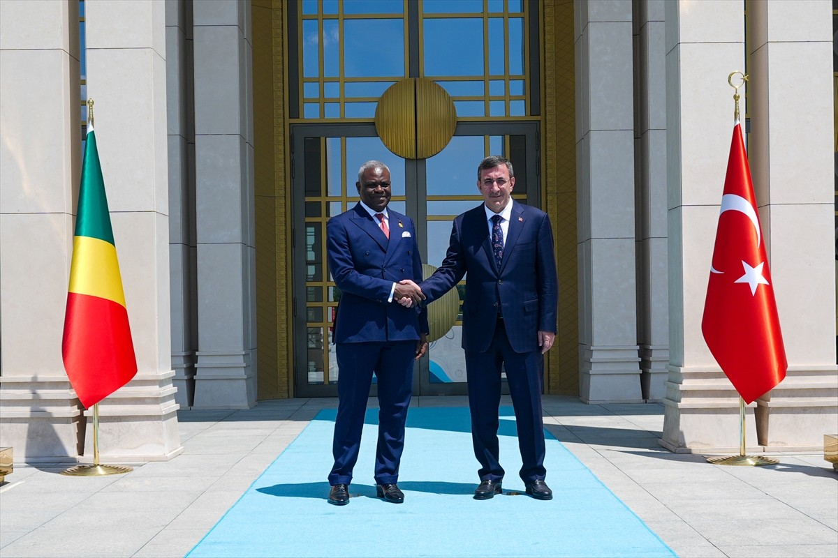 Cumhurbaşkanı Yardımcısı Cevdet Yılmaz (sağda), Kongo Başbakanı Anatole Collinet Makosso (solda)...
