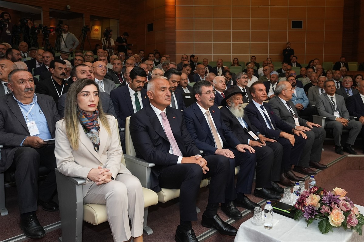 Cumhurbaşkanı Yardımcısı Cevdet Yılmaz (sol 3) ve Kültür ve Turizm Bakanı Mehmet Nuri Ersoy (sol...