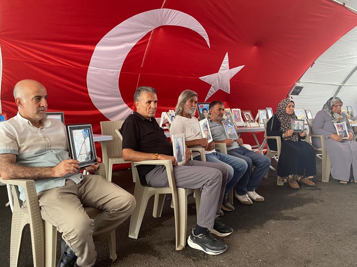 Dağa kaçırılan çocukları için eski HDP il binası önünde oturma eylemi yapan Diyarbakır anneleri...