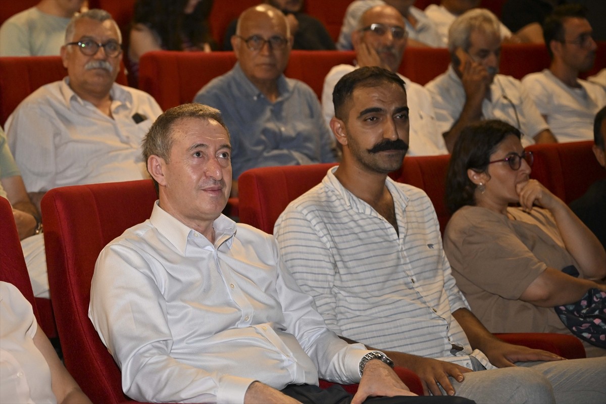 DEM Parti Eş Genel Başkanı Tuncer Bakırhan, sivil toplum kuruluşlarının (STK) temsilcileriyle bir...