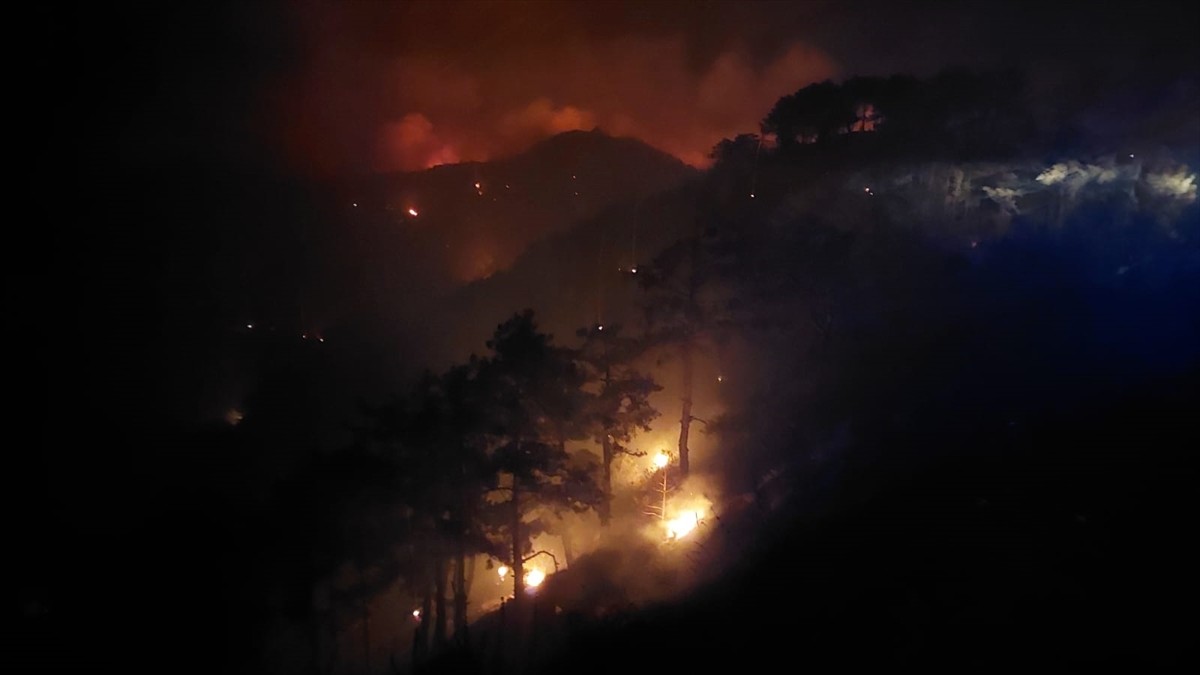 Denizli'nin Buldan ilçesinde çıkan orman yangınını kontrol altına almak için çalışmalar devam...