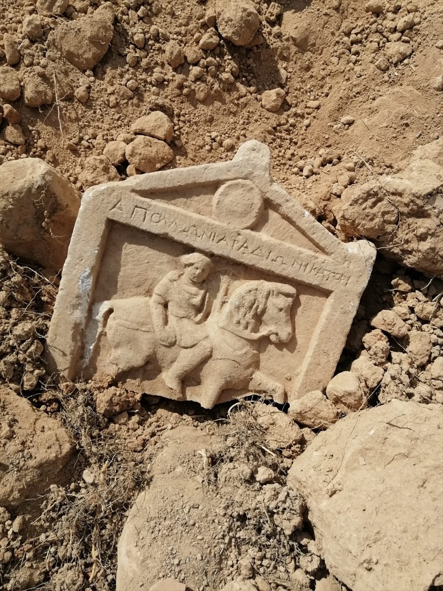 Denizli'nin Çal ilçesinde peyzaj düzenlemesi sırasında Roma Dönemi'ne ait mezar taşı bulundu....