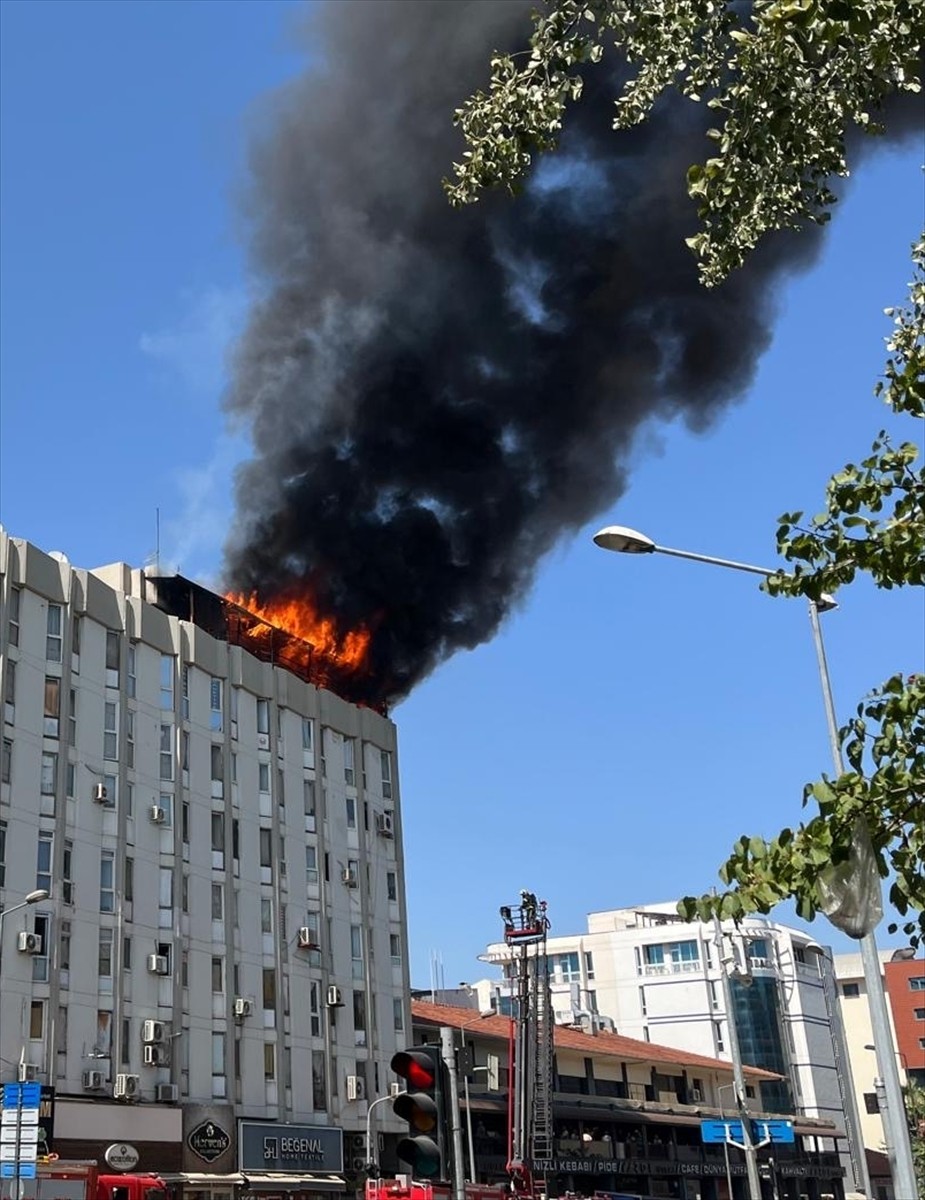 Denizli'nin Merkezefendi ilçesindeki Babadağlılar Çarşısı'nda çıkan yangın itfaiye ekiplerinin...