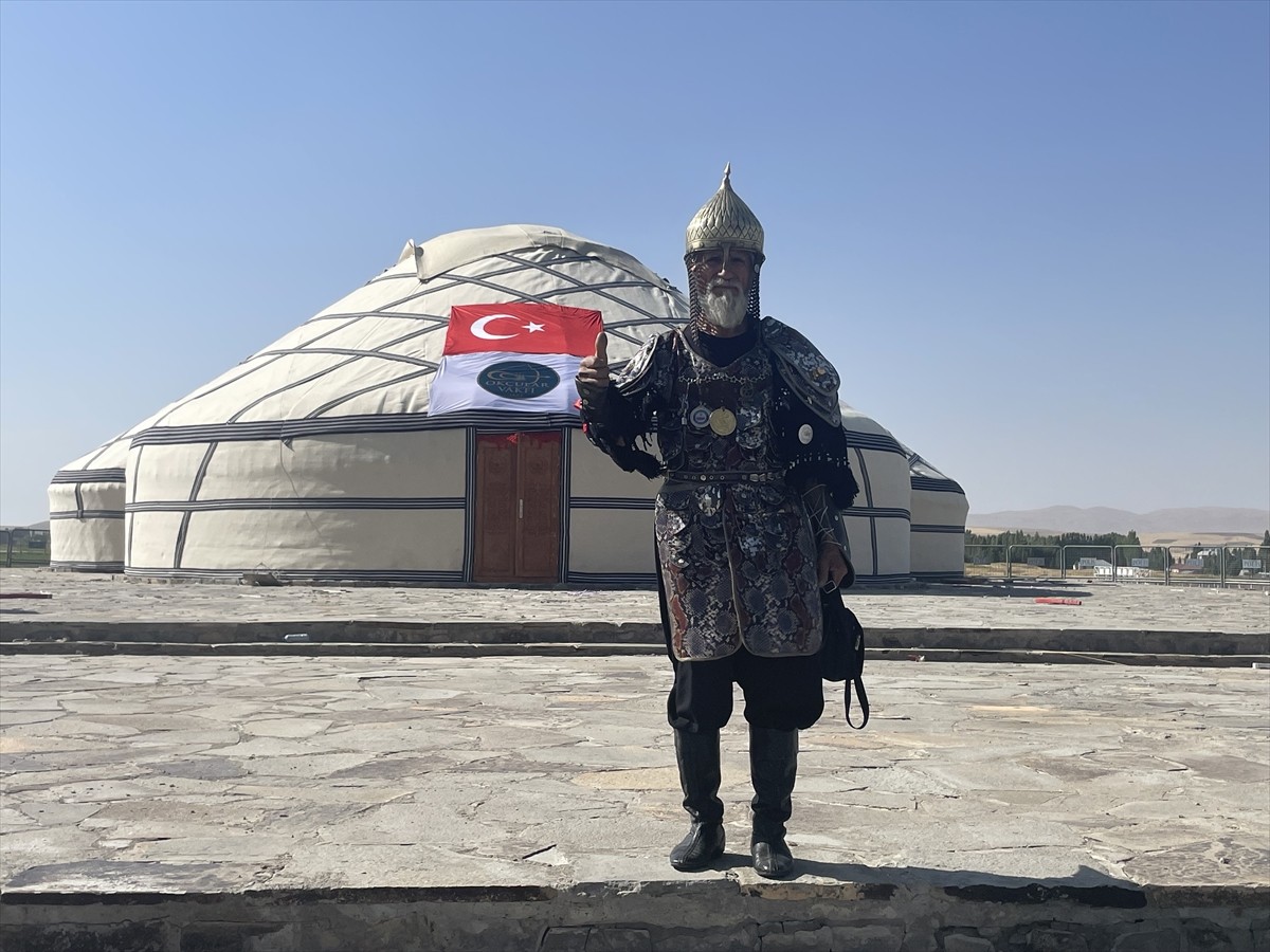 Denizli'nin Tavas ilçesinden Muş'un Malazgirt ilçesine gelen 71 yaşındaki Hasan Keskin, giydiği...