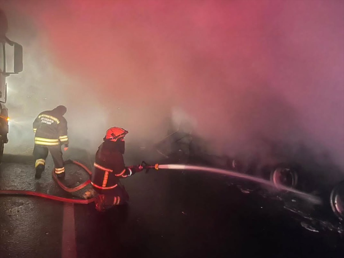  Diyarbakır'ın merkez Bağlar ilçesinde park halindeki tırda çıkan yangın itfaiye ekiplerince...