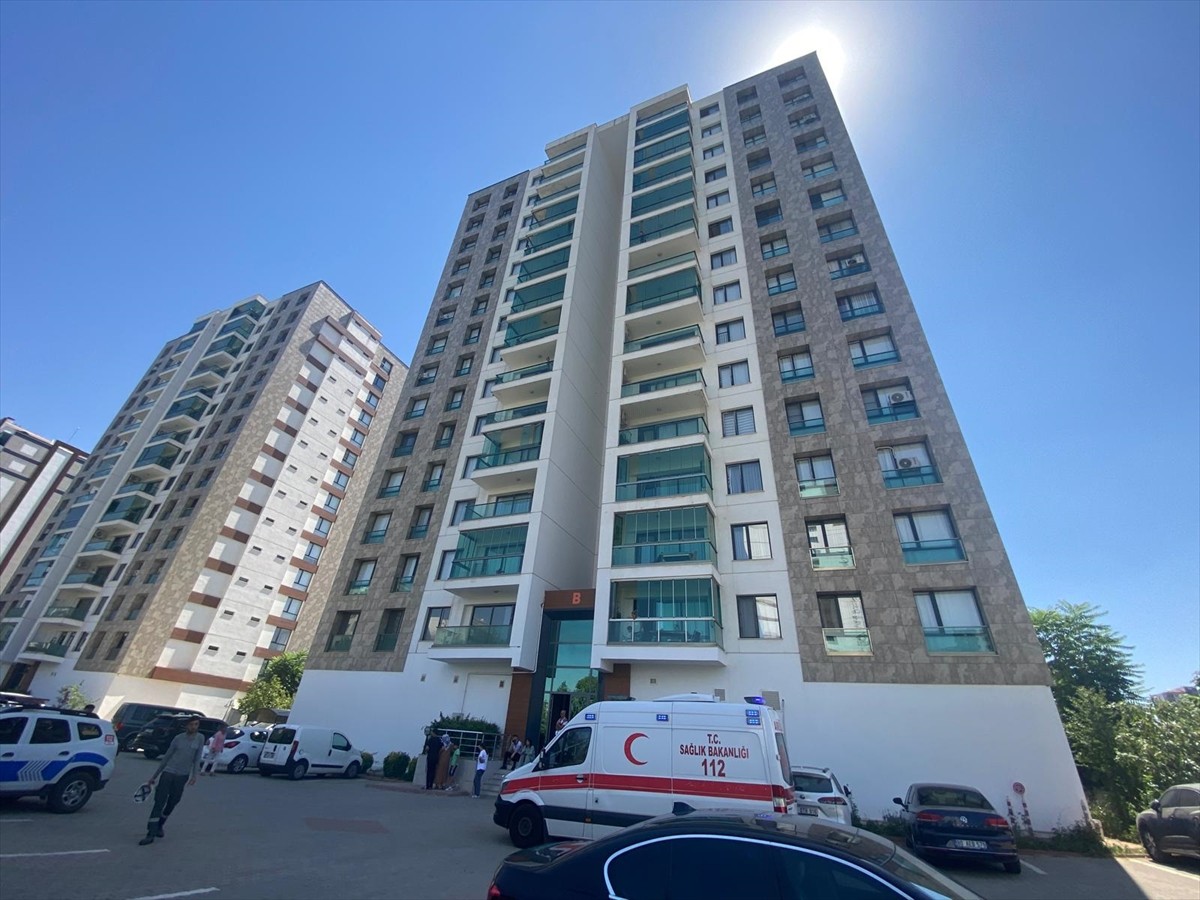 Diyarbakır'ın merkez Kayapınar ilçesinde elektrik akımına kapılan apartman görevlisi yaşamını...