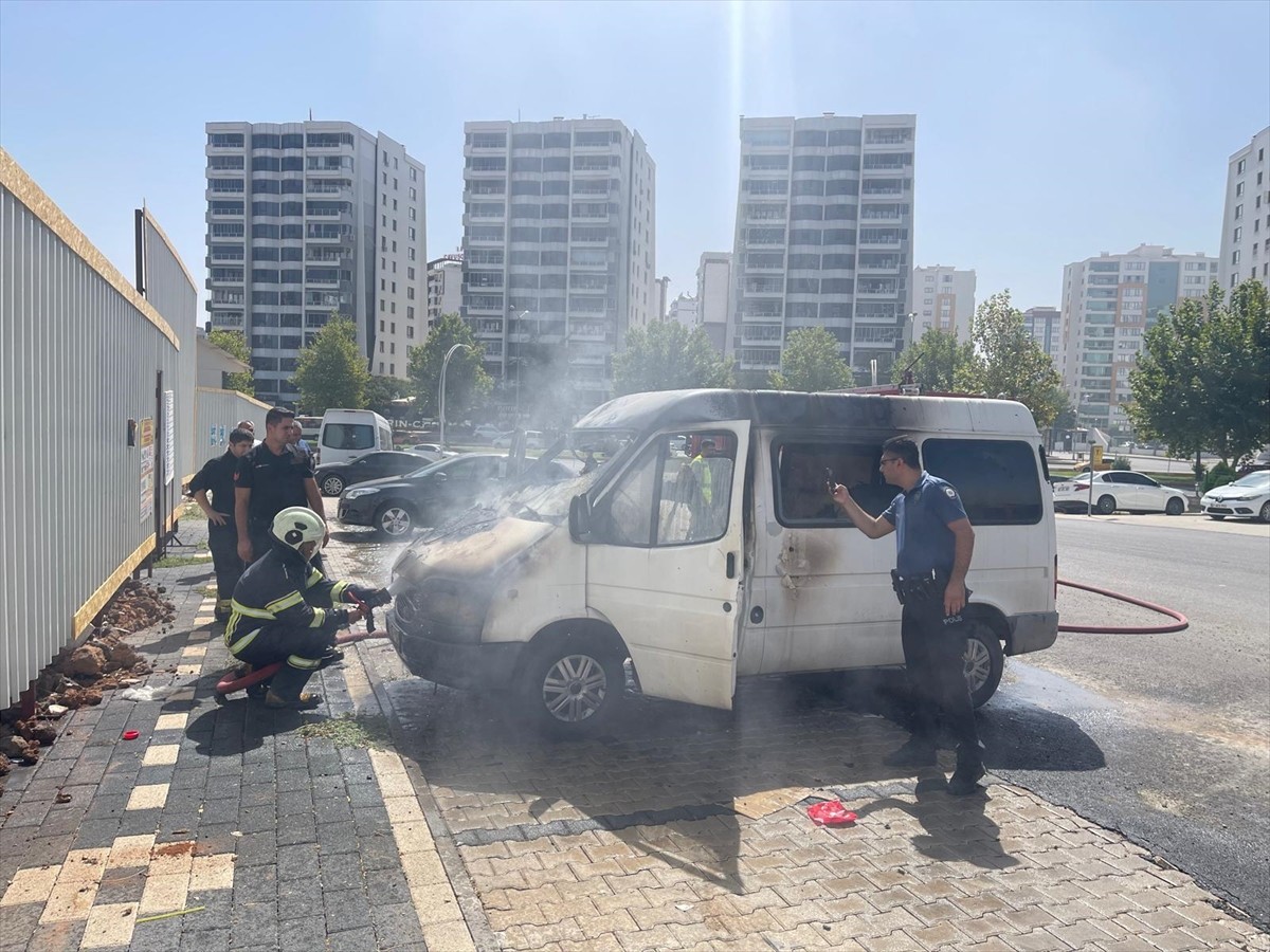 Diyarbakır'ın merkez Kayapınar ilçesinde park halindeyken alev alan minibüs kullanılamaz hale...
