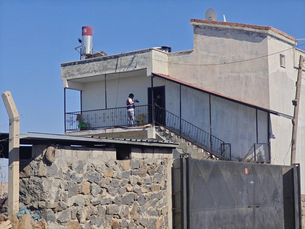 Diyarbakır'ın merkez Yenişehir ilçesinde arazi anlaşmazlığı nedeniyle çıkan silahlı kavgada 1 kişi...
