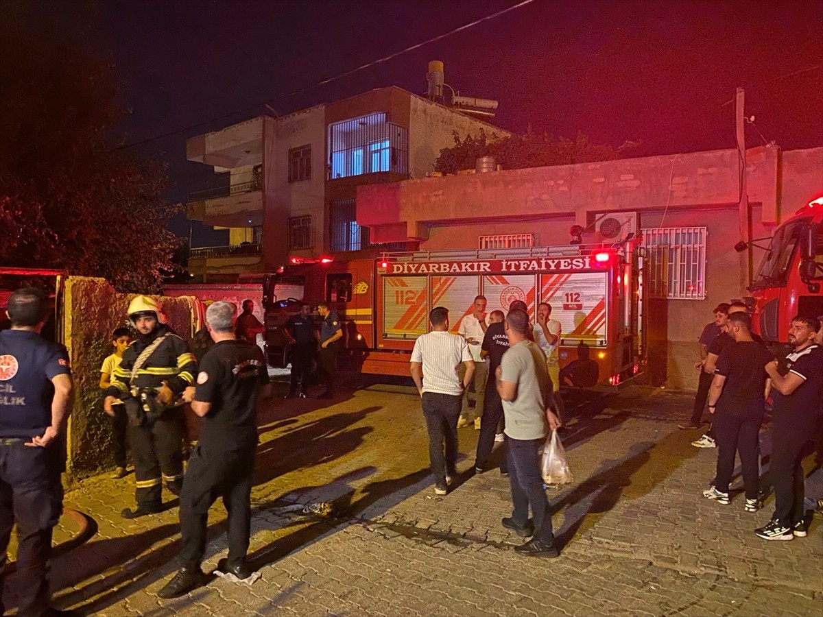 Diyarbakır'ın merkez Yenişehir ilçesindeki bir apartmanda çıkan yangında 4 kişi yaralandı. Olay...