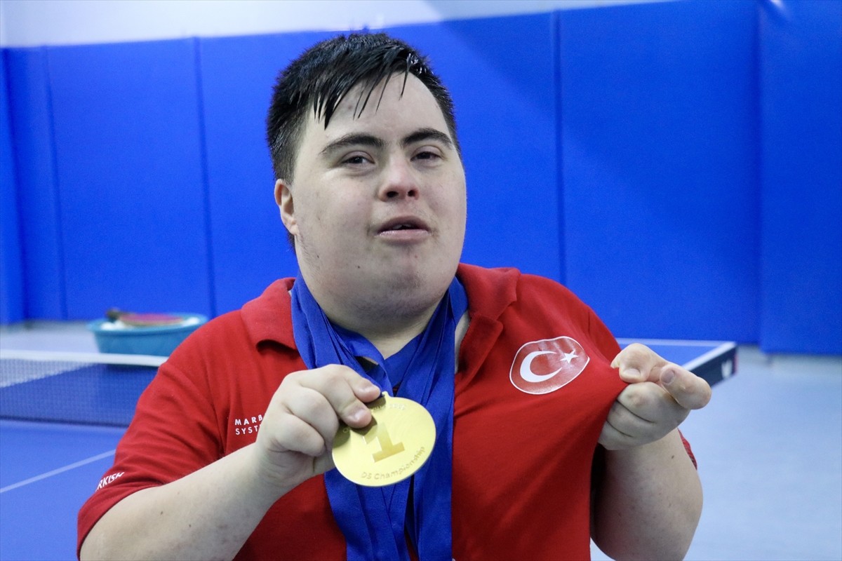 Down Sendromlu Masa Tenisi Milli Takımı oyuncuları 24 yaşındaki Salihcan Öztankal (fotoğrafta9 ve...